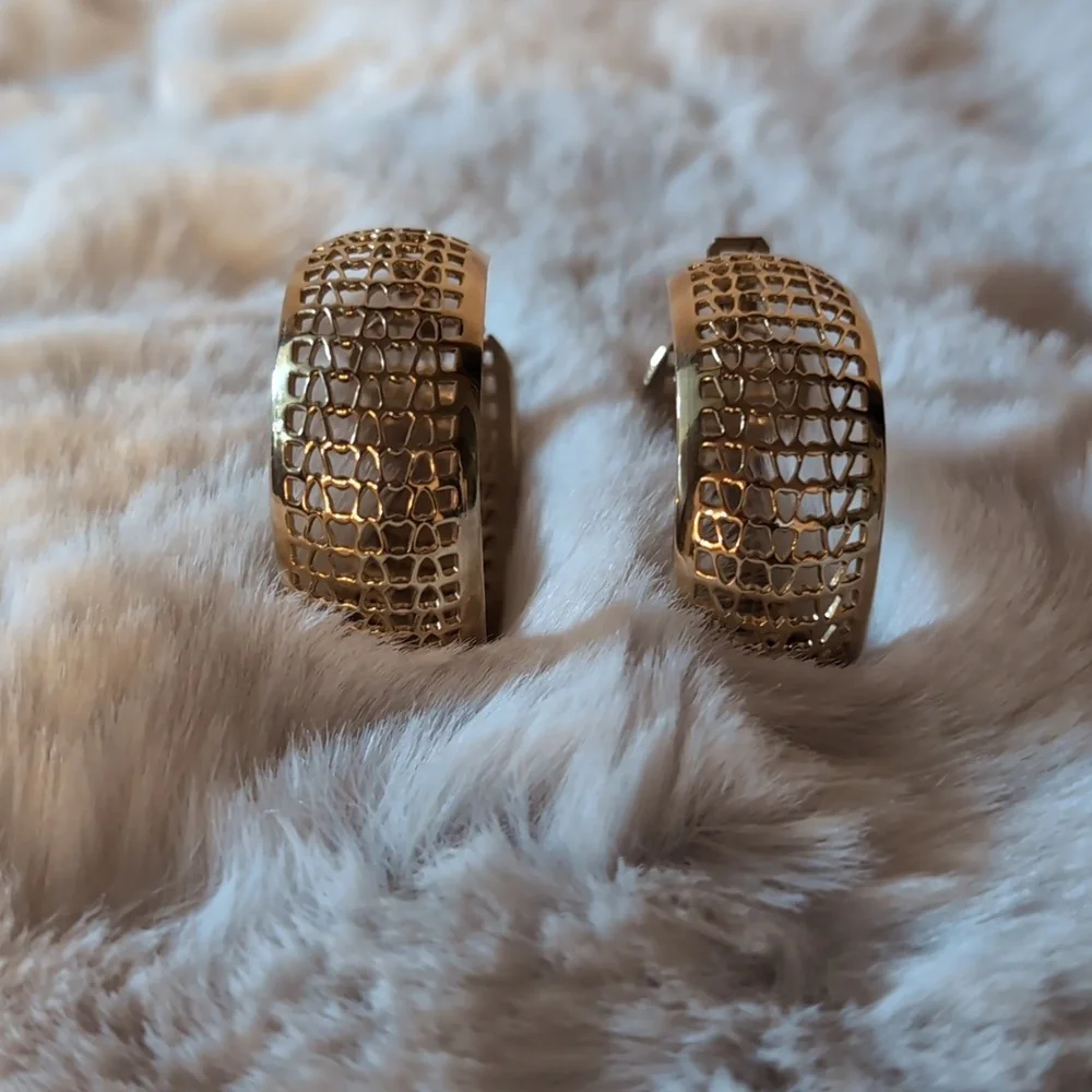 Vintage Gold Toned Hoop Earrings - Picture 7 of 10